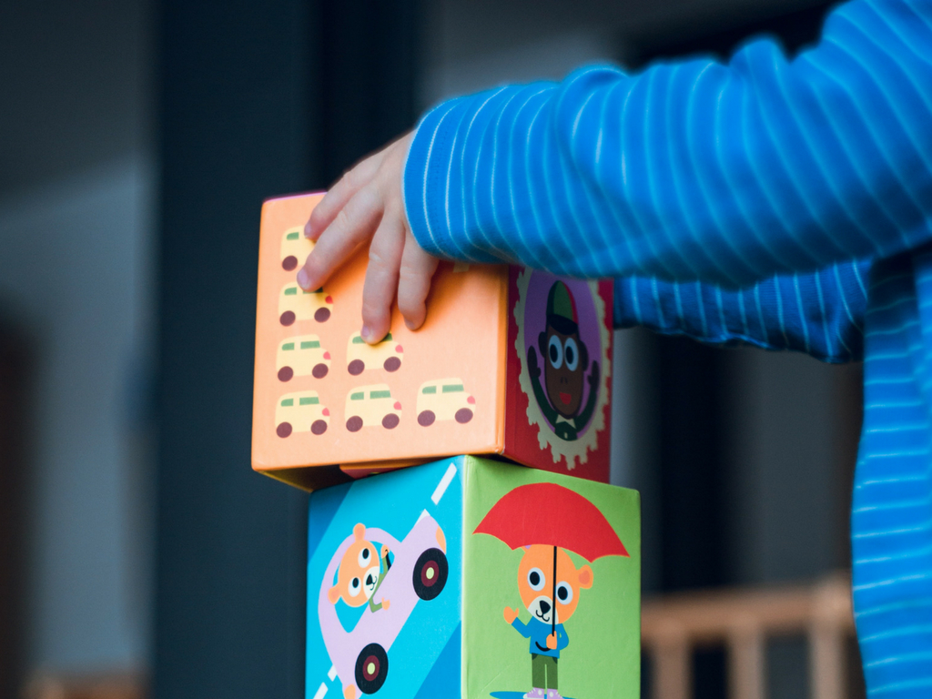 Czym różnią się zabawki edukacyjne i sensoryczne?