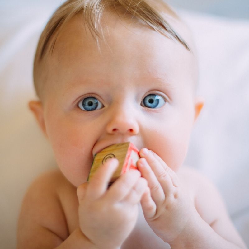 Kostki sensoryczne dla niemowląt – przytulanki, które stymulują dziecięce zmysły